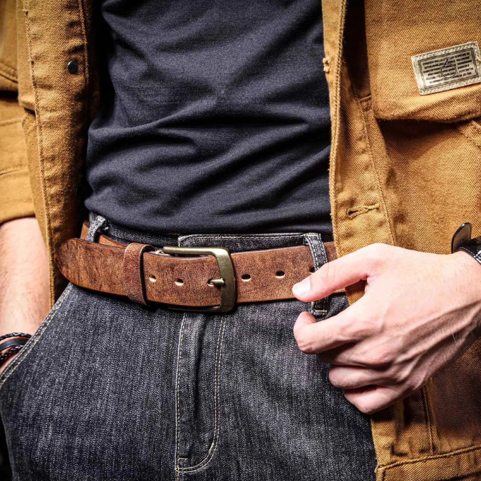Bælte i kernelæder med messingfarvet spænde og justeringshuller
