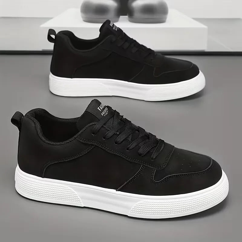 Lave sneakers med snørebånd, rund tå og struktureret sål