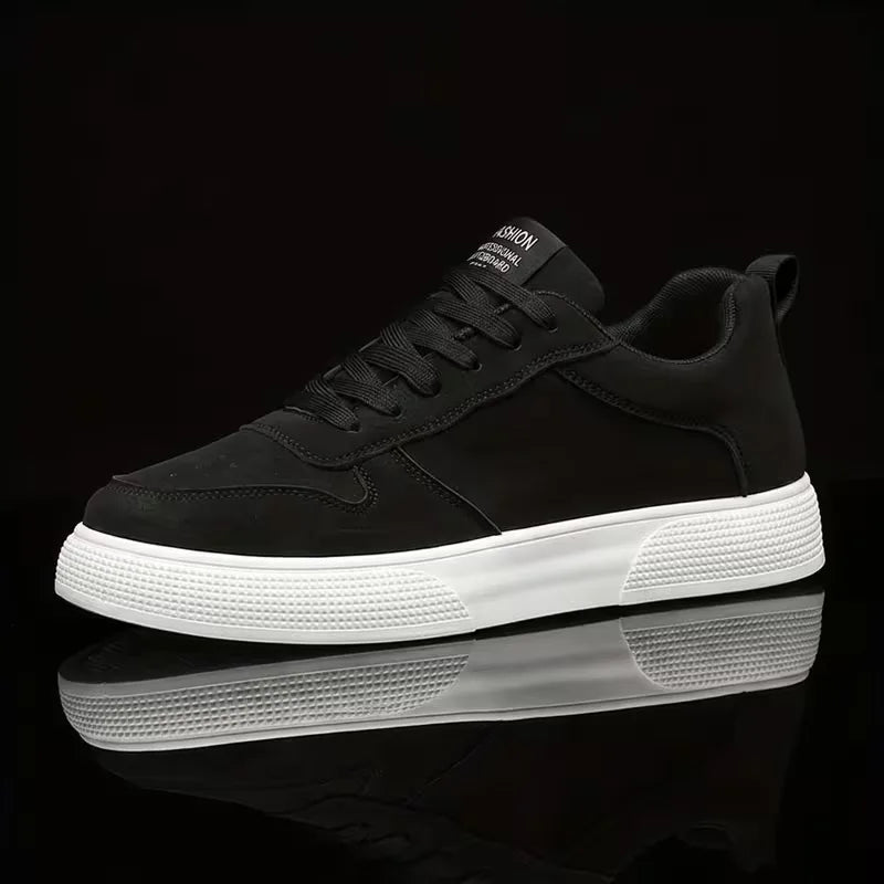 Lave sneakers med snørebånd, rund tå og struktureret sål