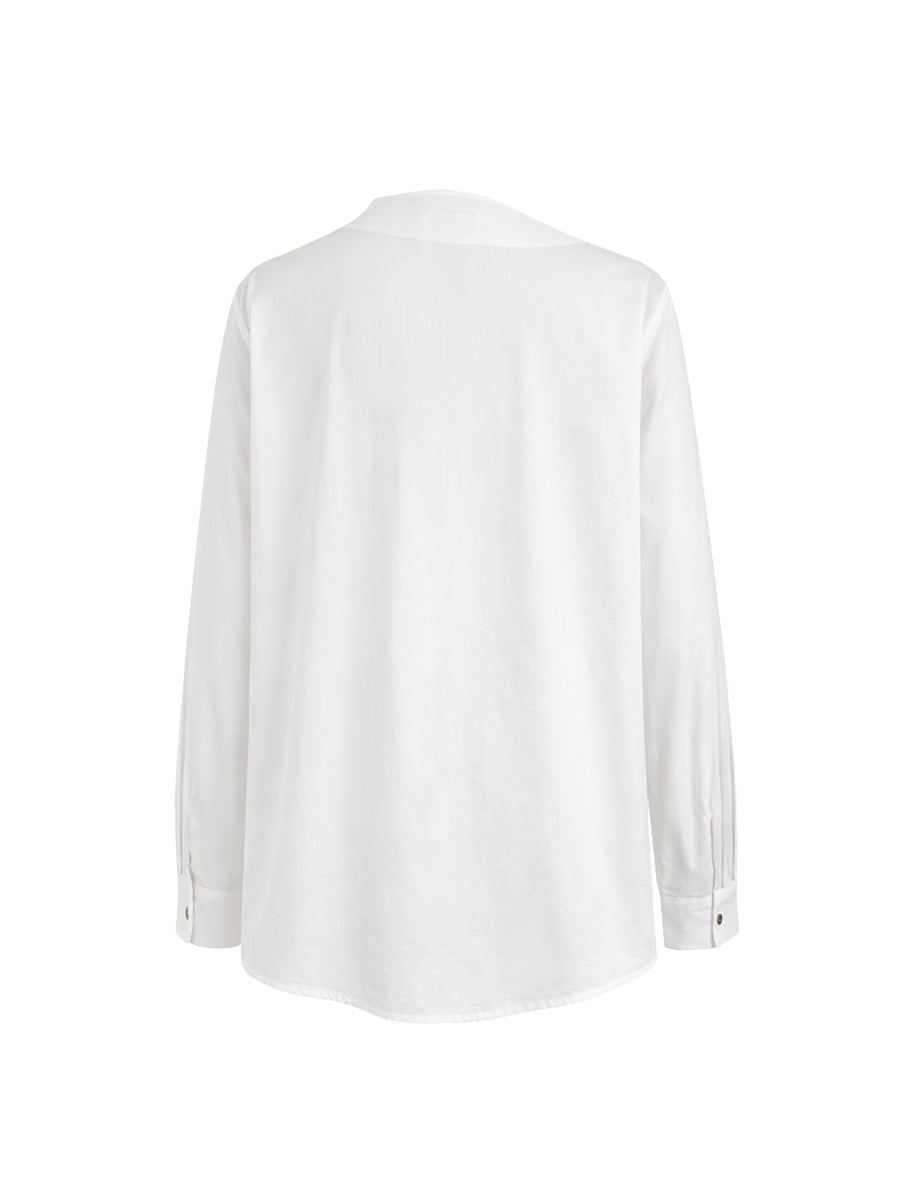 Hvid damebluse med høj hals, asymmetrisk snit og lange ærmer