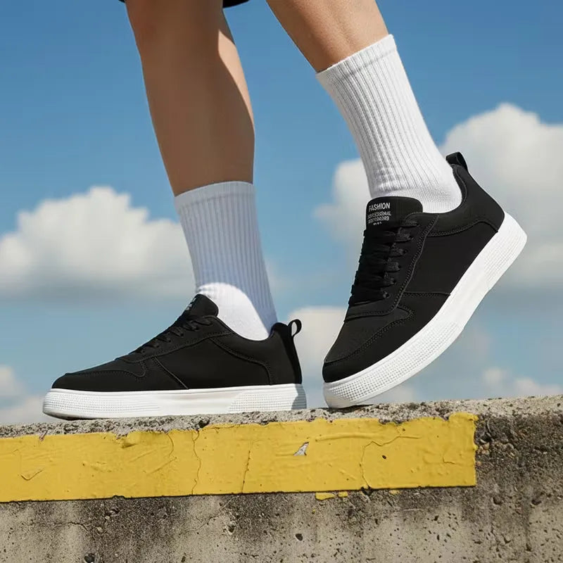 Lave sneakers med snørebånd, rund tå og struktureret sål