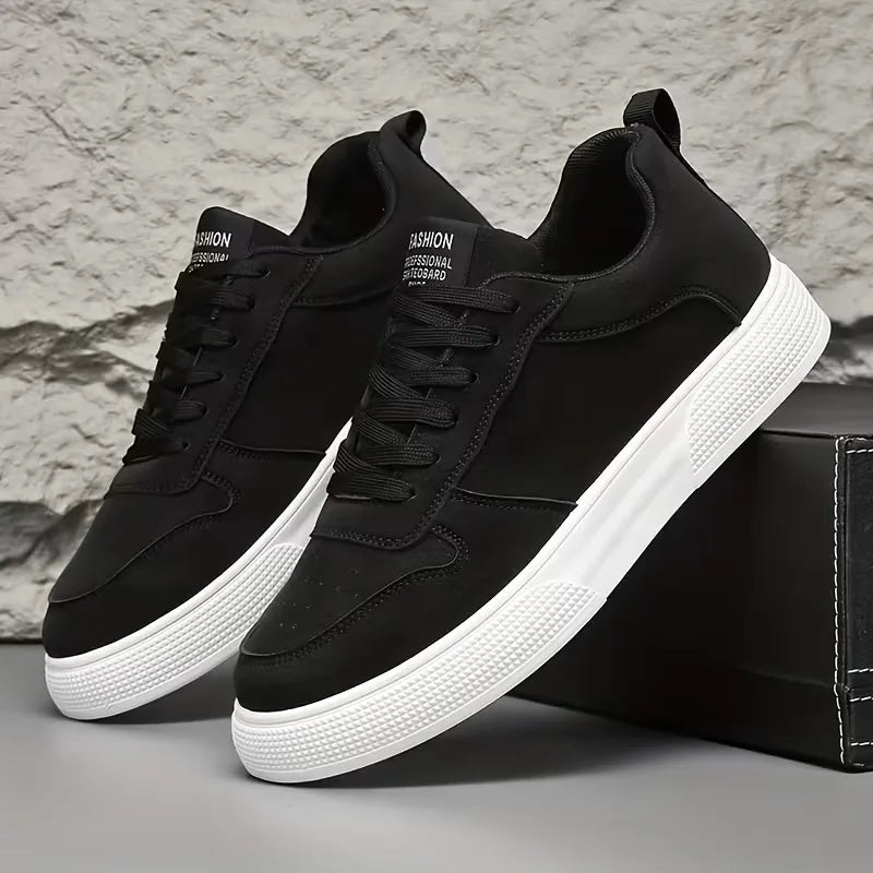 Lave sneakers med snørebånd, rund tå og struktureret sål