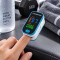 Pulsoximeter med digitalt LED-display placeret på en finger