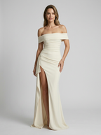 Serena | Vestido maxi elegante con hombros descubiertos y abertura
