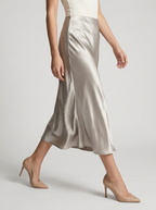 Monique | Elegant Silken Nederdel med Elastisk Taljebånd
