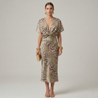 Serenelle | Elegant Midi Kjole Med Print Og V-Hals Med Frontknytning