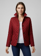 Elara | Quiltet Jakke med Knaplukning i Klassisk Design