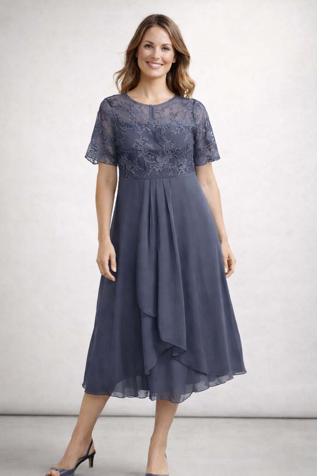 Seraphina | Midi Kjole med Blondeoverdel og Chiffon Nederdel