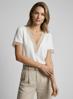 Leah | Elegant V-Hals Bluse Med Blondedetaljer