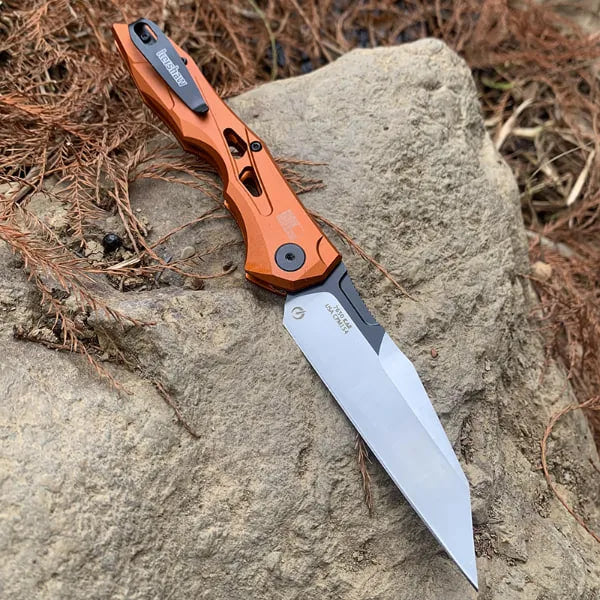 Kompakt foldekniv med Wharncliffe-klinge og udformet greb