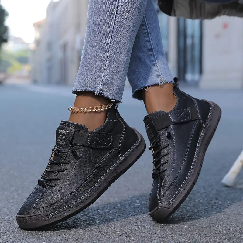 Damesneakers med snørebånd, høj model, kontrastsømme og flad profileret sål