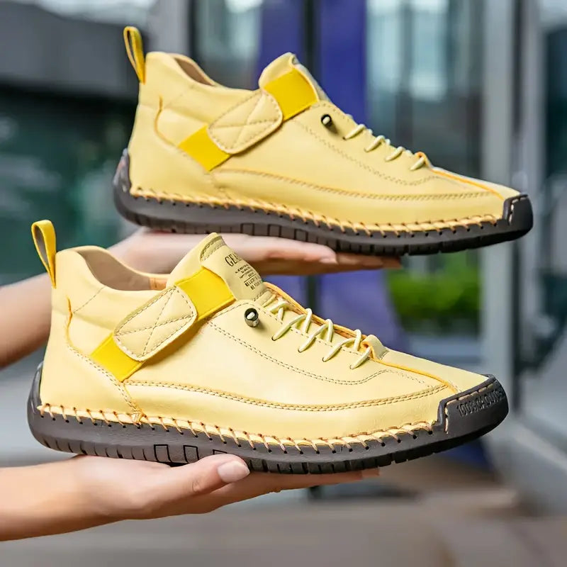 Damesneakers med snørebånd, høj model, kontrastsømme og flad profileret sål