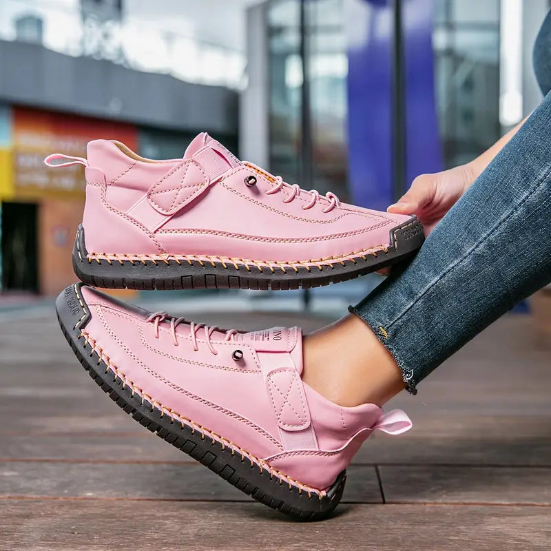 Damesneakers med snørebånd, høj model, kontrastsømme og flad profileret sål