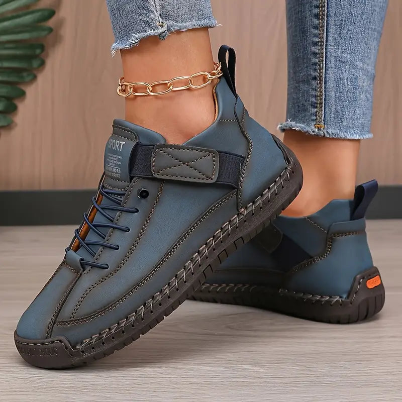 Damesneakers med snørebånd, høj model, kontrastsømme og flad profileret sål