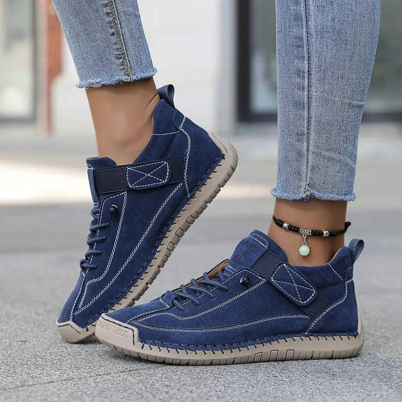 Damesneakers med snørebånd, høj model, kontrastsømme og flad profileret sål