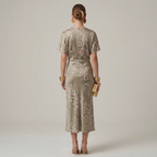 Serenelle | Elegant Midi Kjole Med Print Og V-Hals Med Frontknytning