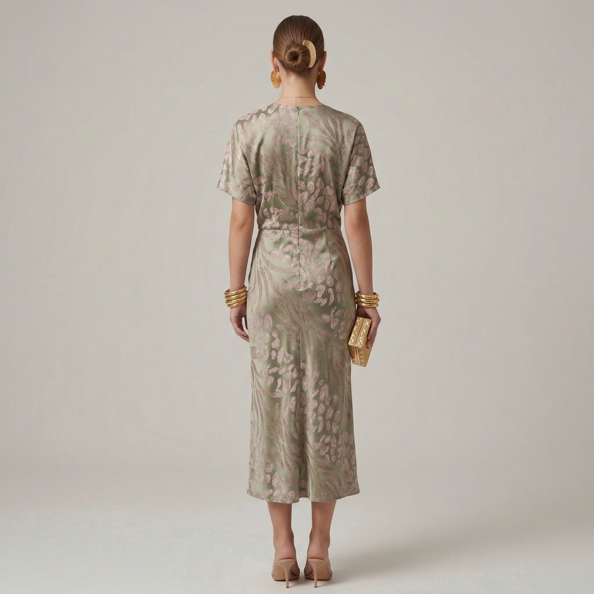 Serenelle | Elegant Midi Kjole Med Print Og V-Hals Med Frontknytning