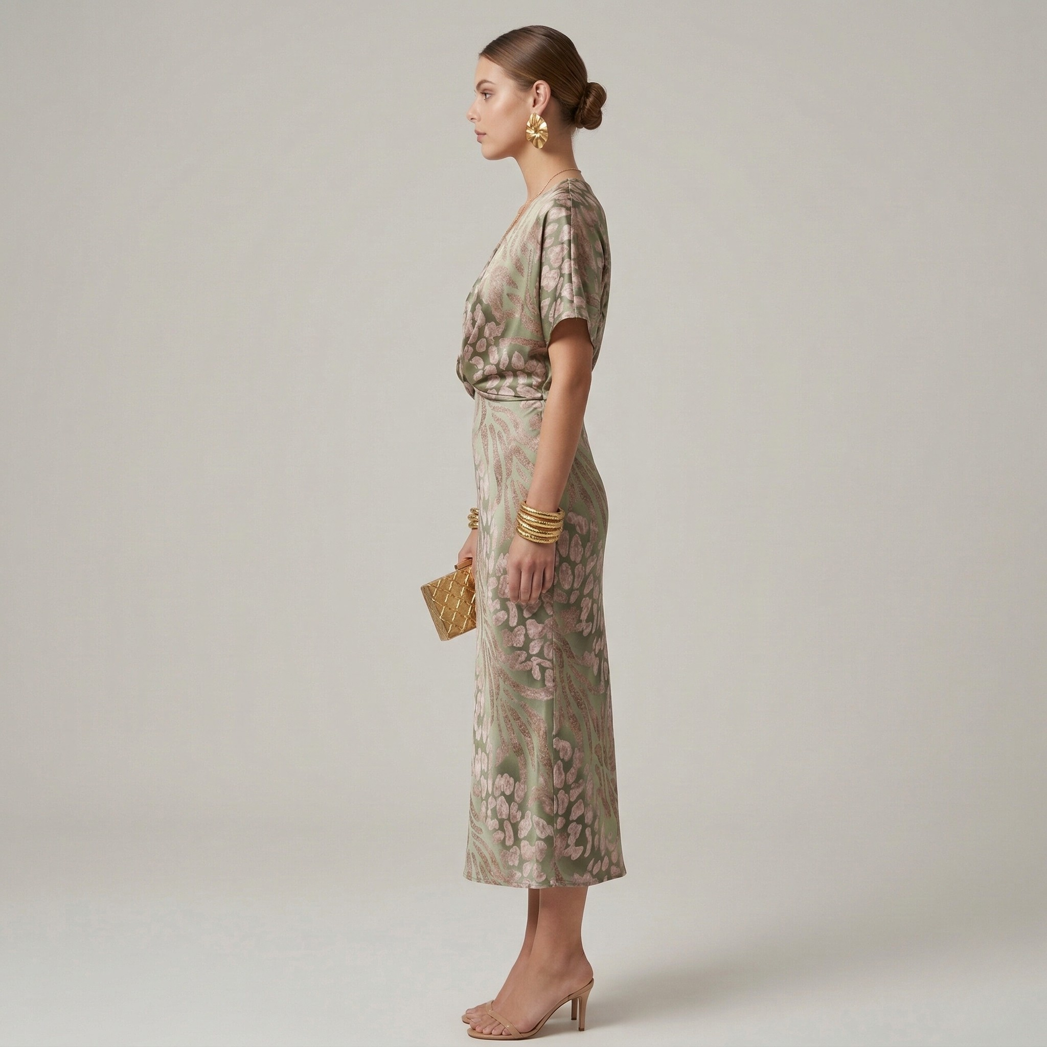 Serenelle | Elegant Midi Kjole Med Print Og V-Hals Med Frontknytning