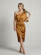 Isadora | Abito midi in satin monospalla con drappeggio