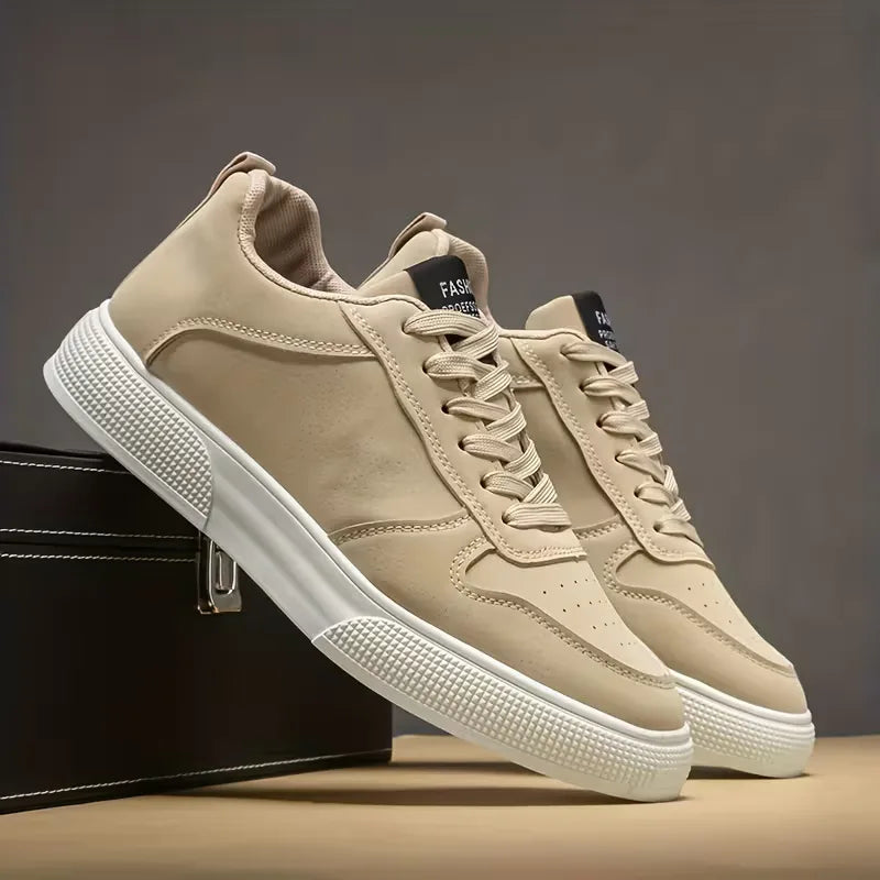 Lave sneakers med snørebånd, rund tå og struktureret sål