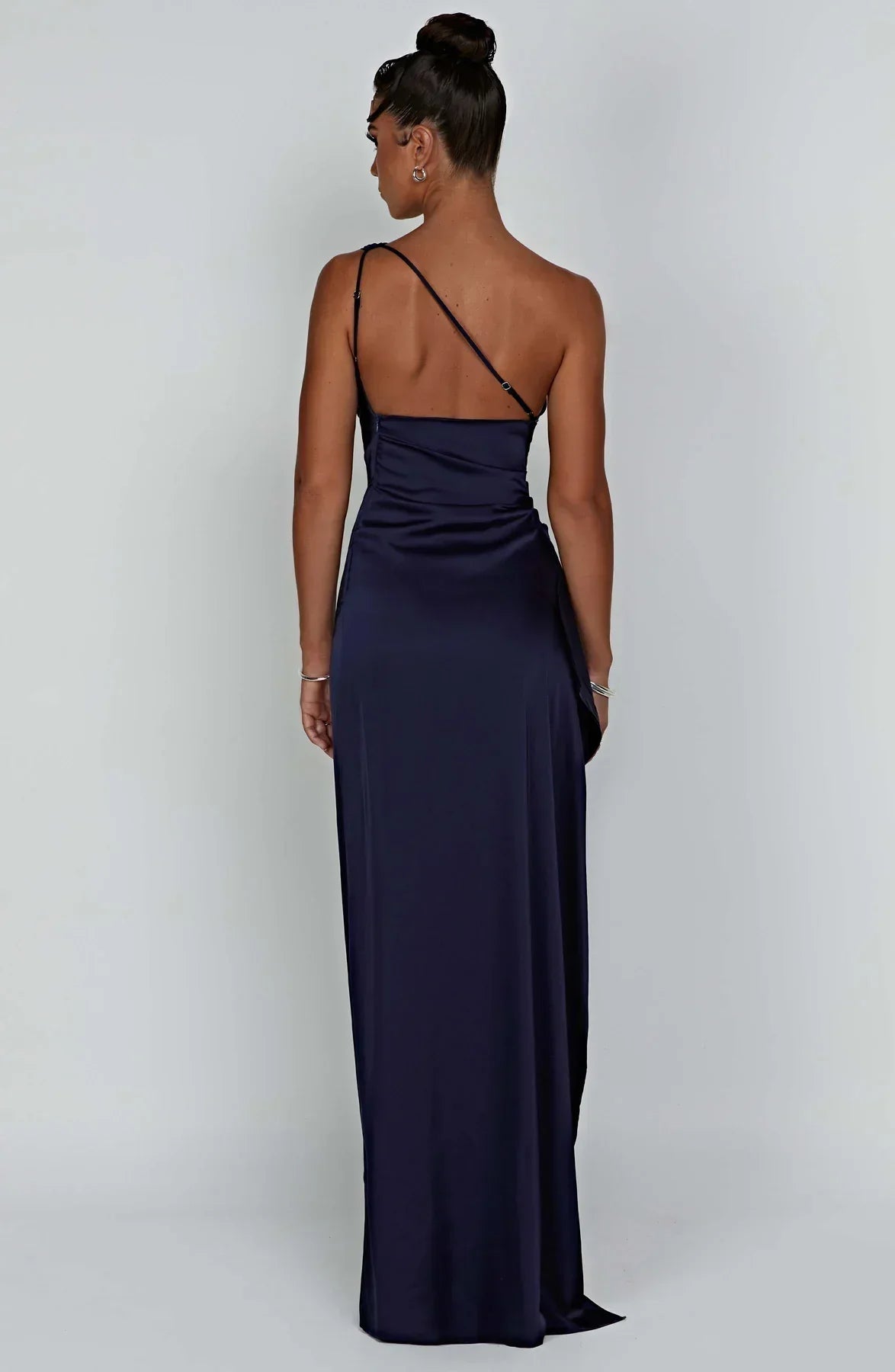Alessia | One-Shoulder Satin Kjole