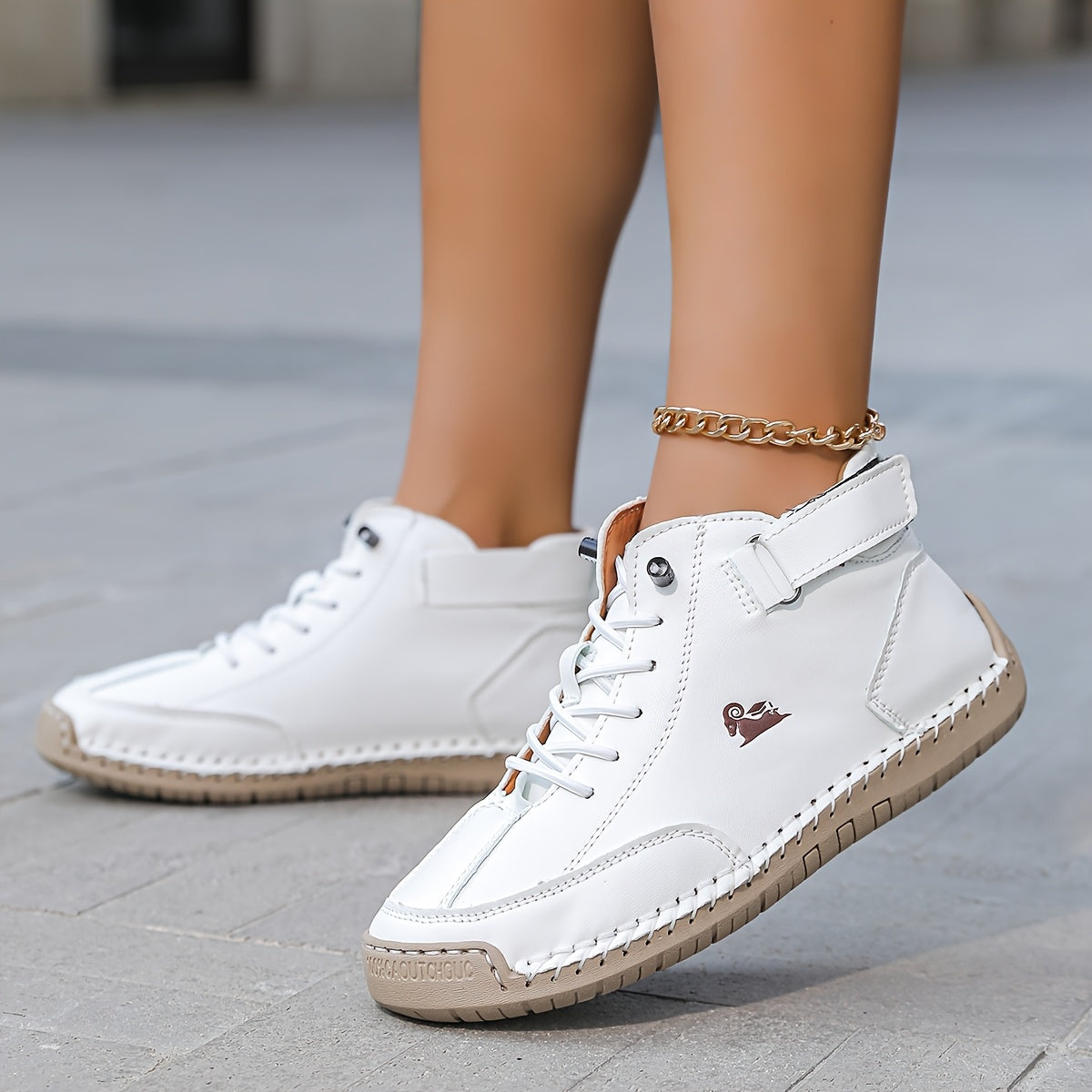 Høje sneakers med snørebånd, ankelrem, rund tå og flad sål