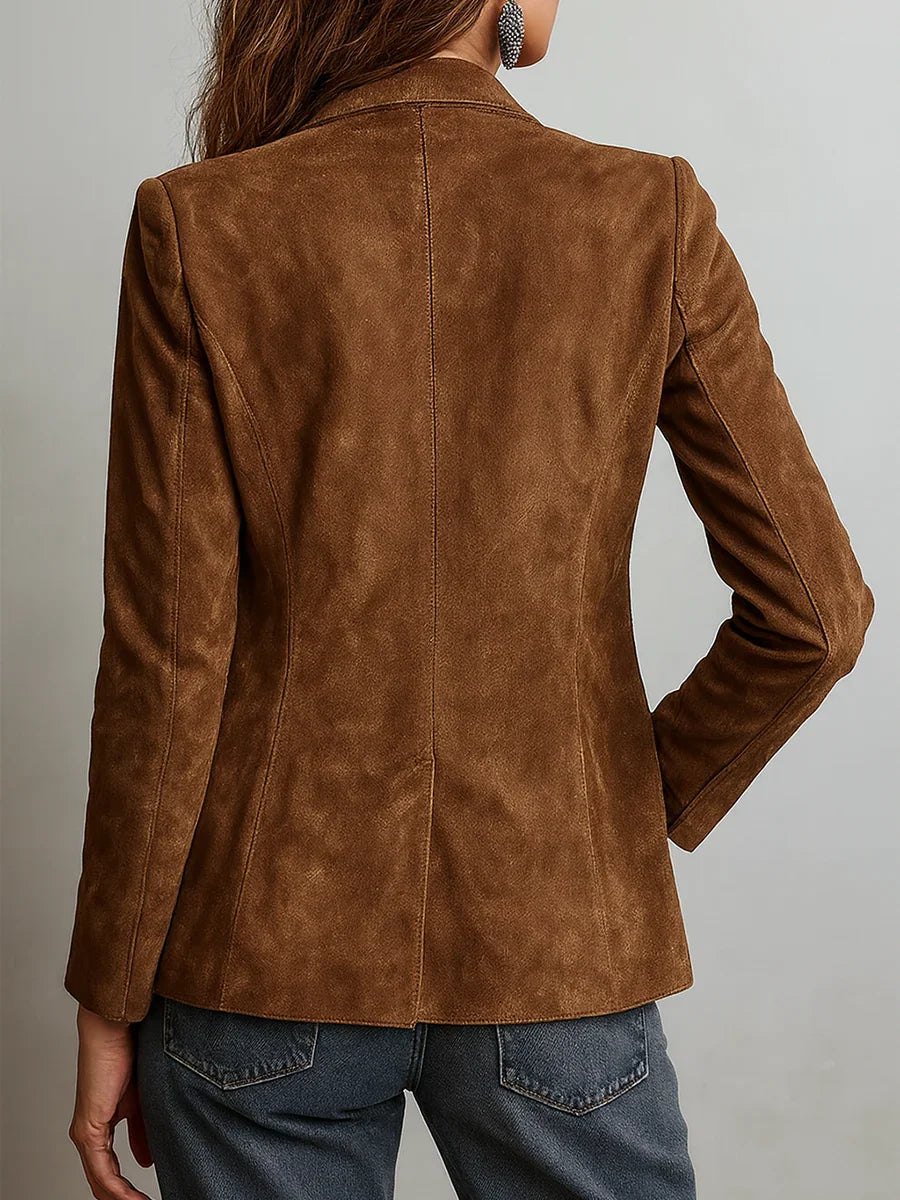 Brun blazer i ruskind med knaplukning, reverskrave og lommer