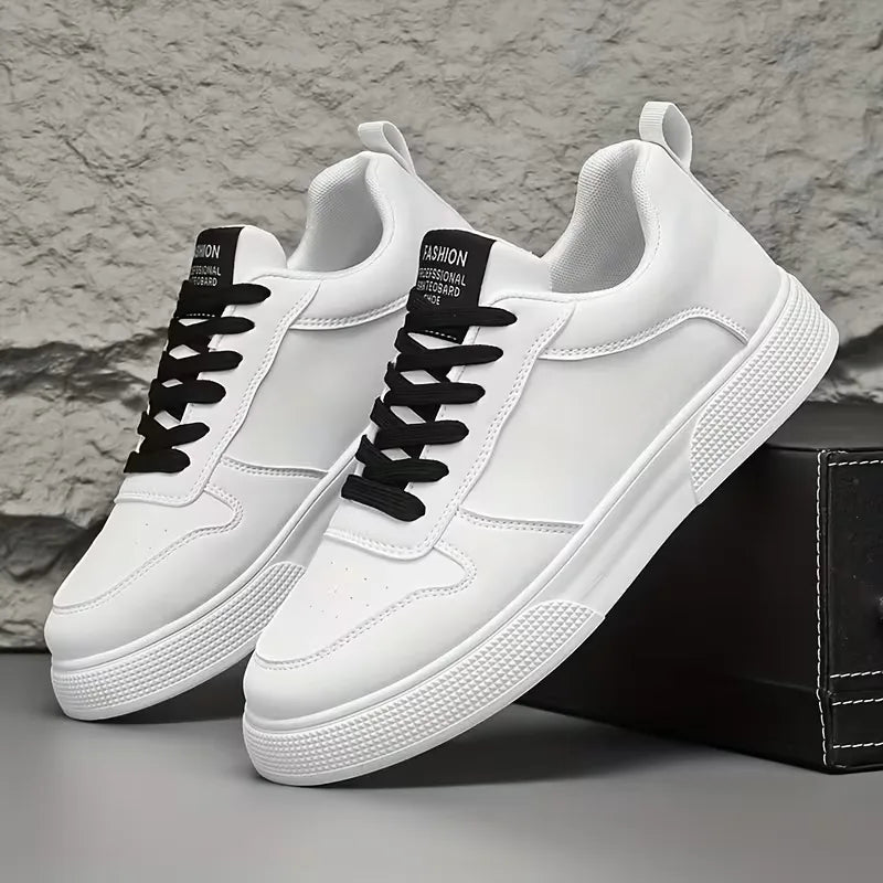 Lave sneakers med snørebånd, rund tå og struktureret sål