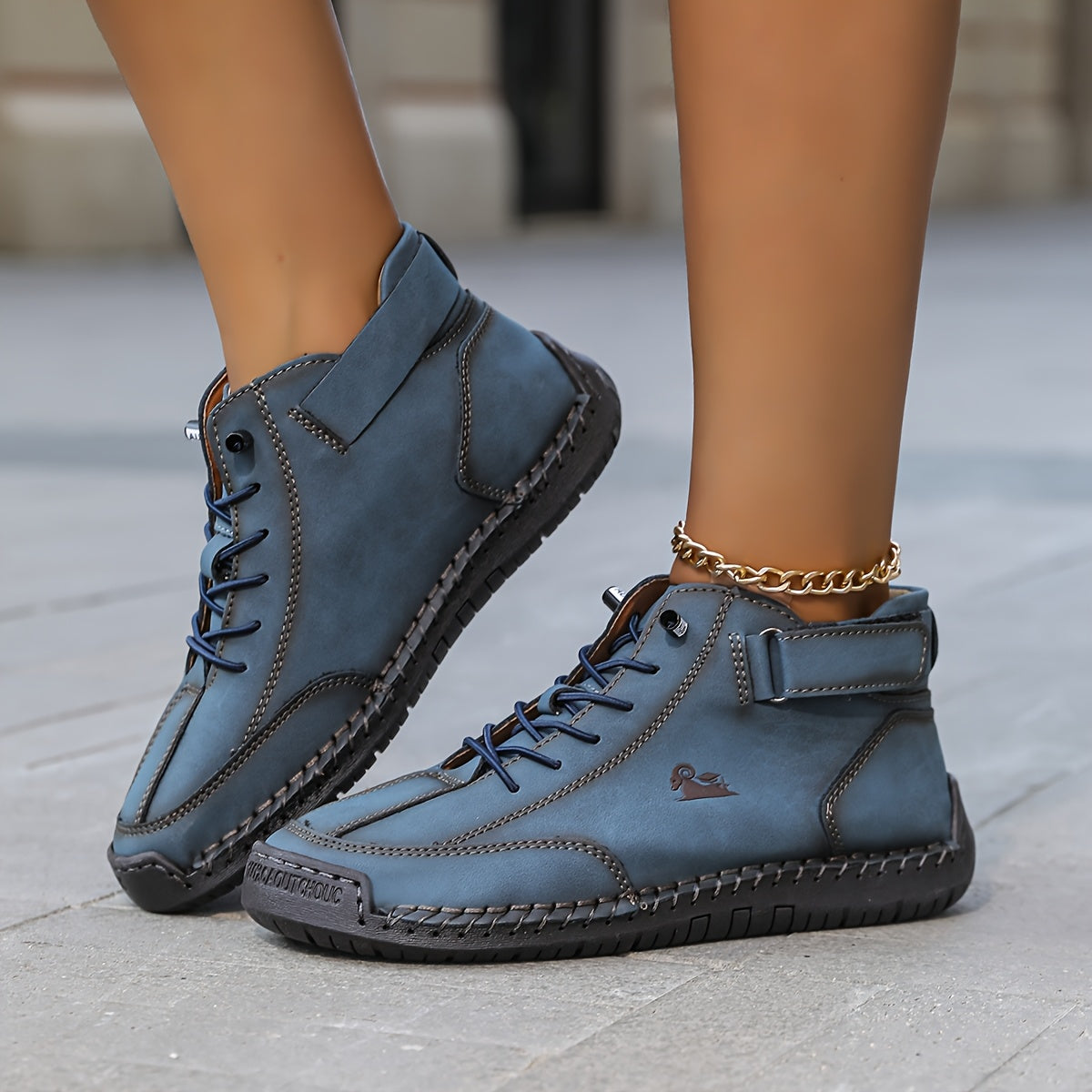 Høje sneakers med snørebånd, ankelrem, rund tå og flad sål