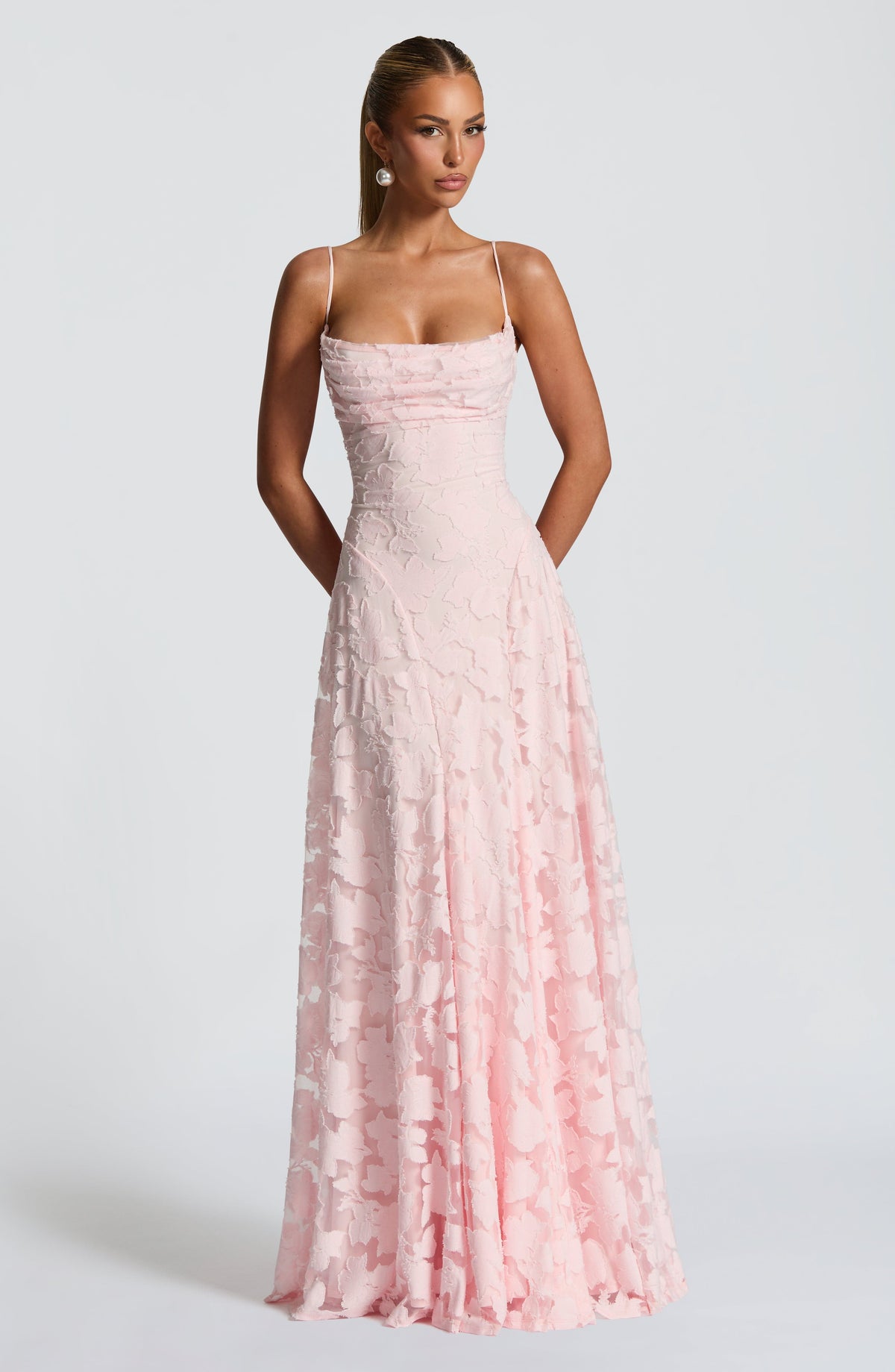 Aurelia | Robe maxi élégante avec bretelles spaghetti et texture