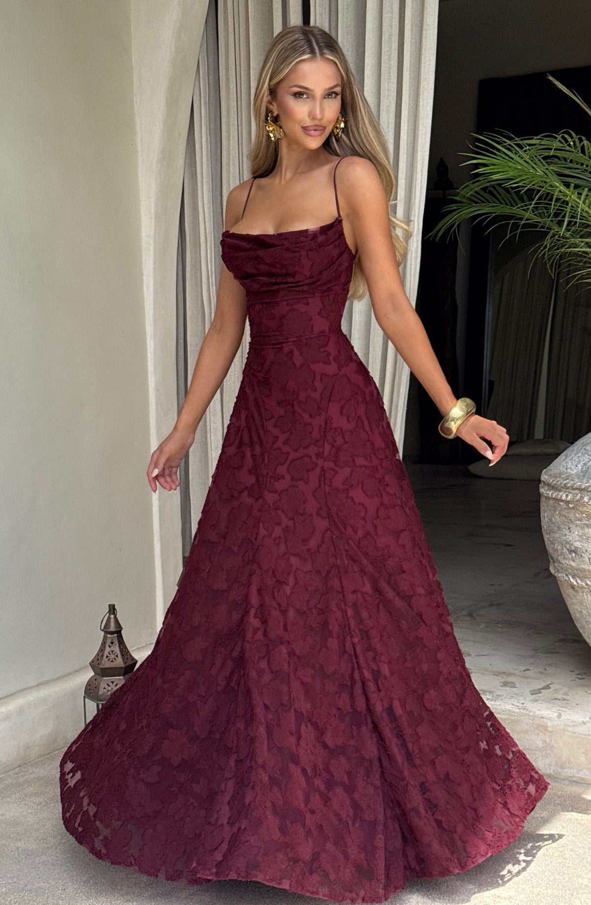 Aurelia | Robe maxi élégante avec bretelles spaghetti et texture