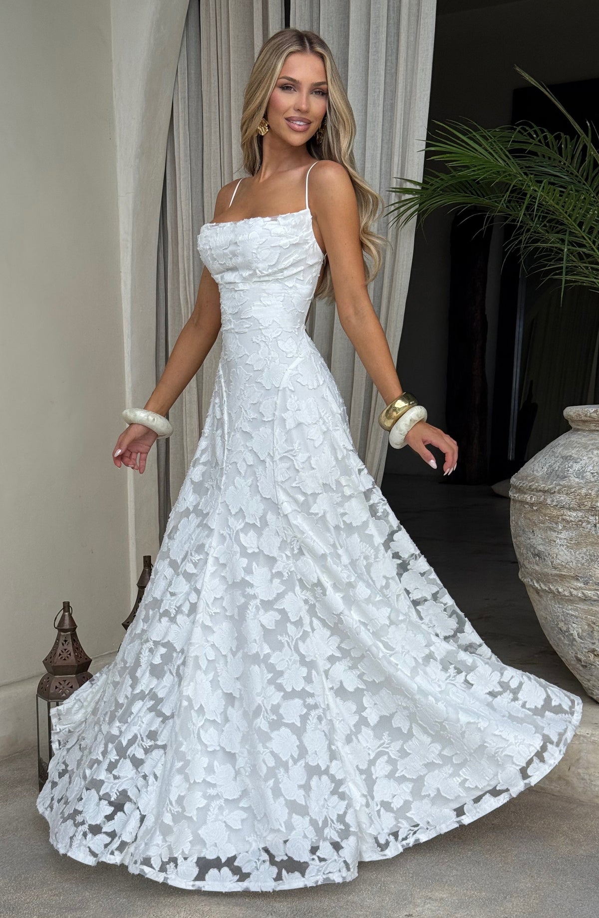 Aurelia | Robe maxi élégante avec bretelles spaghetti et texture