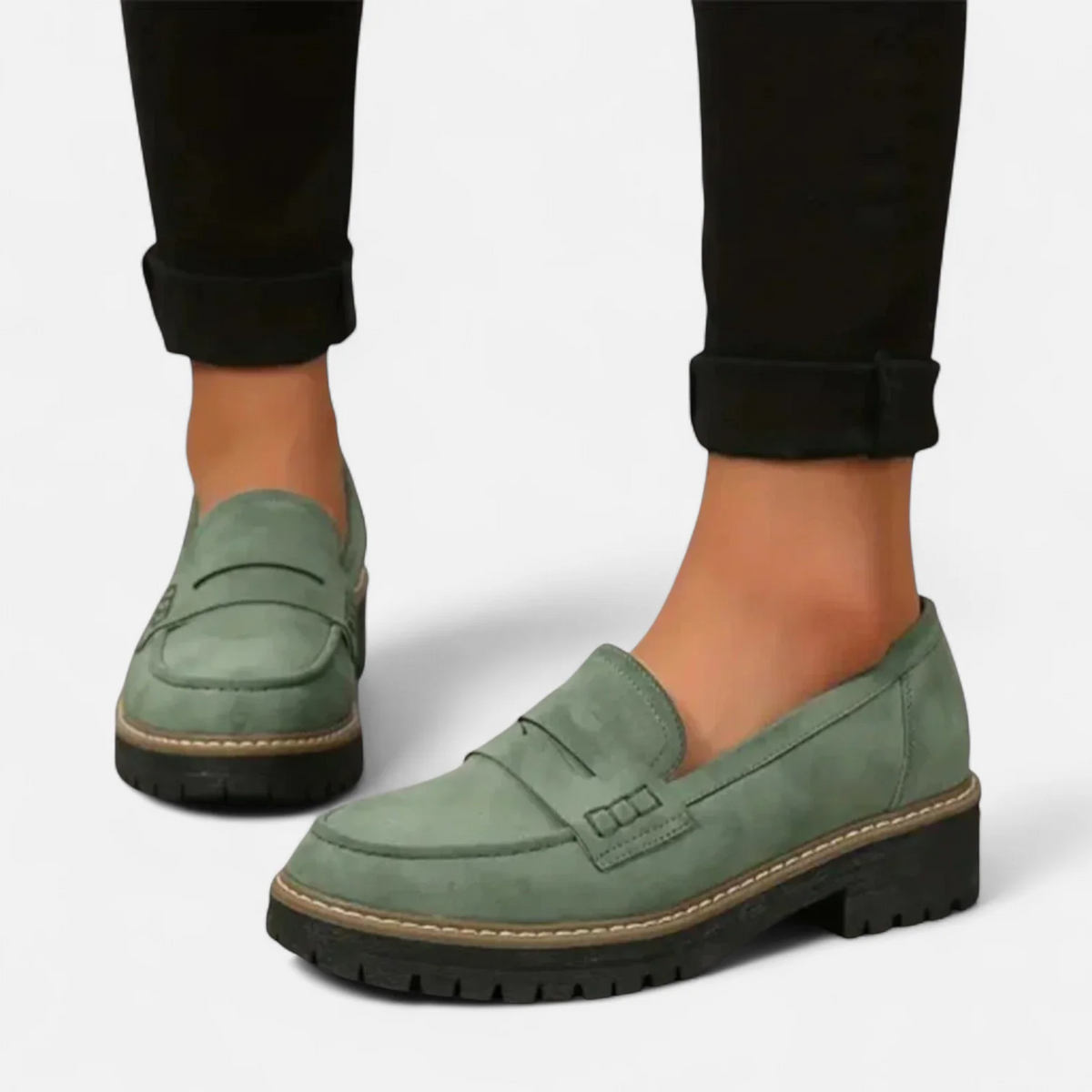 Dame loafers med pennyrem, lav hæl og rillet sål
