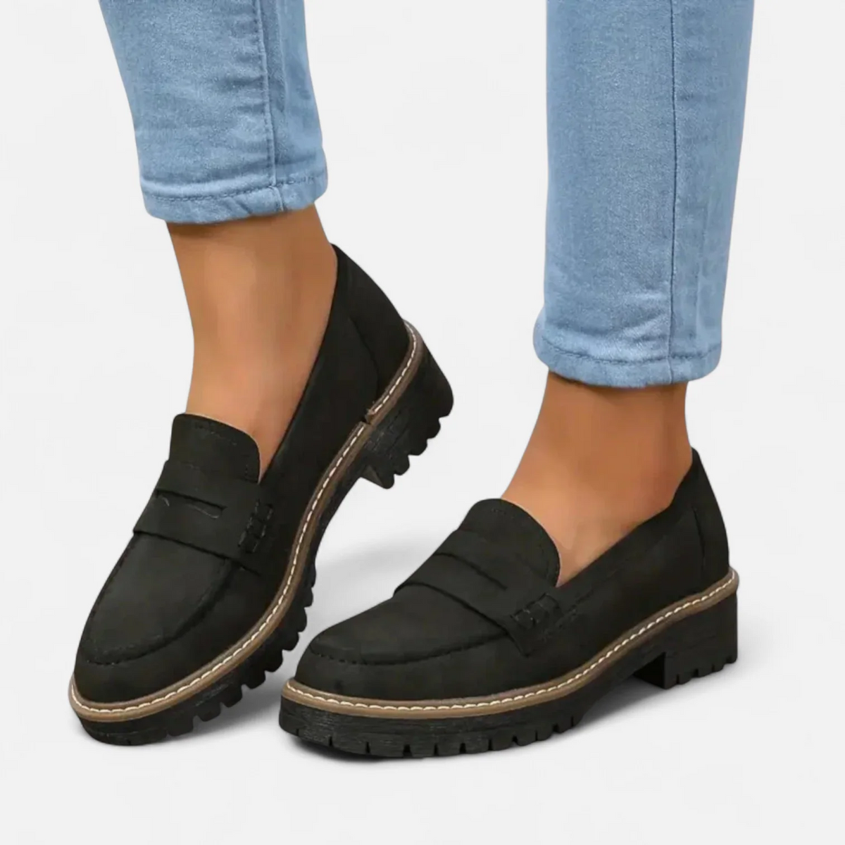 Dame loafers med pennyrem, lav hæl og rillet sål