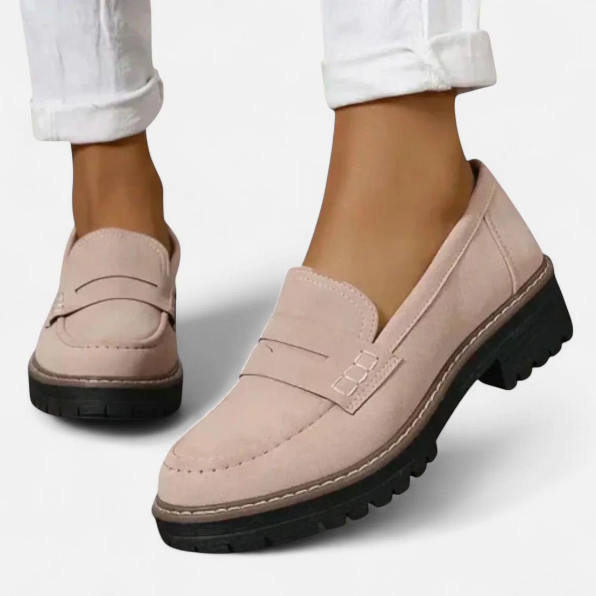 Dame loafers med pennyrem, lav hæl og rillet sål