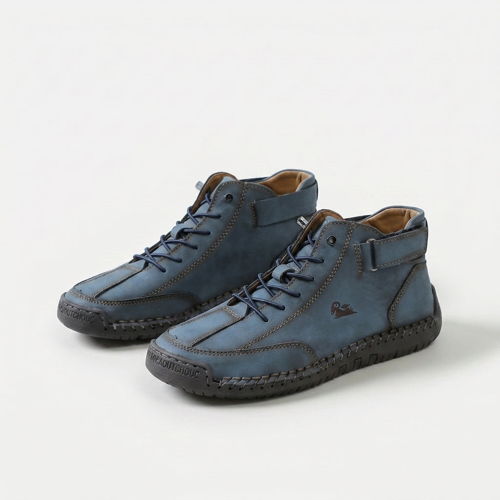 Høje sneakers med snørebånd, ankelrem, rund tå og flad sål