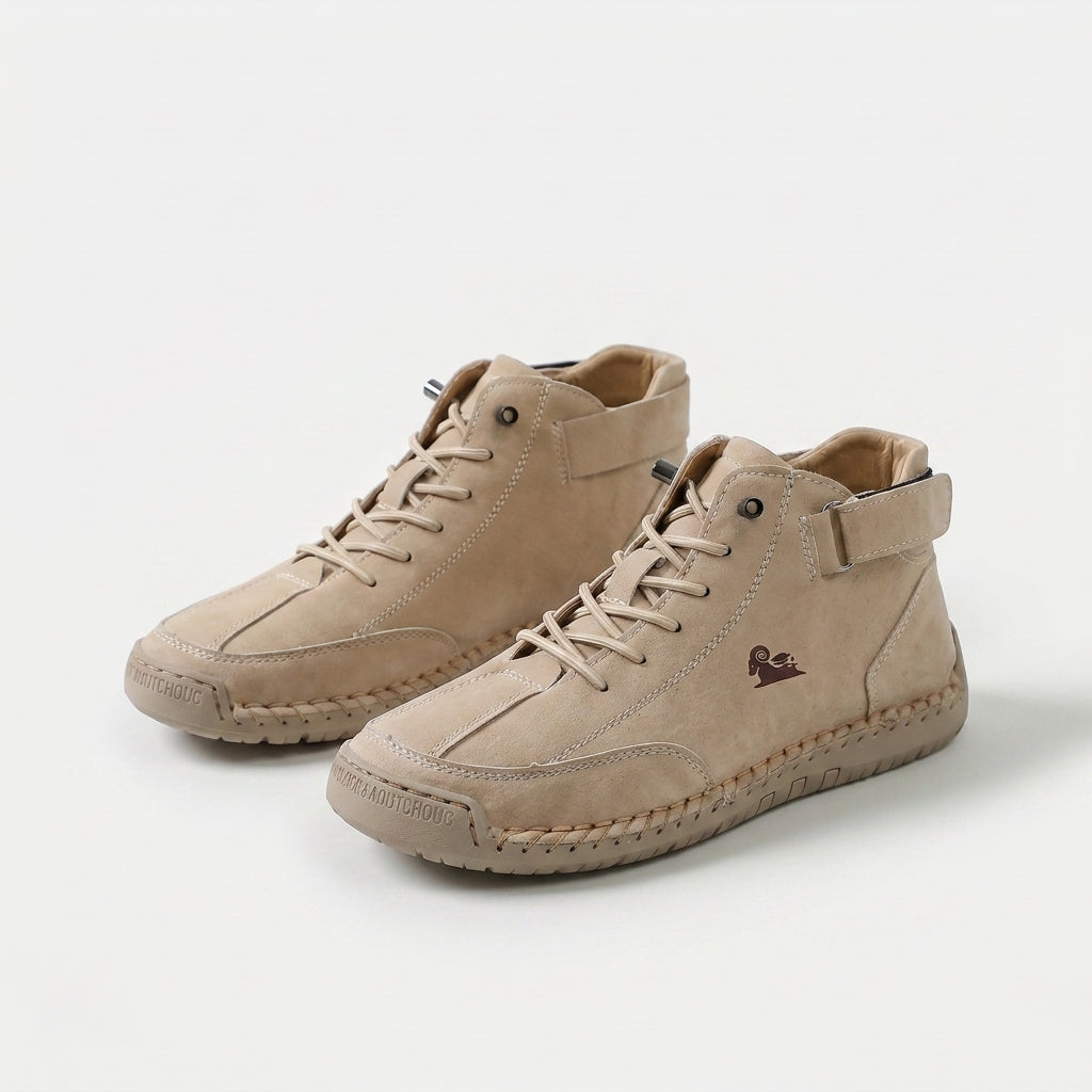 Høje sneakers med snørebånd, ankelrem, rund tå og flad sål