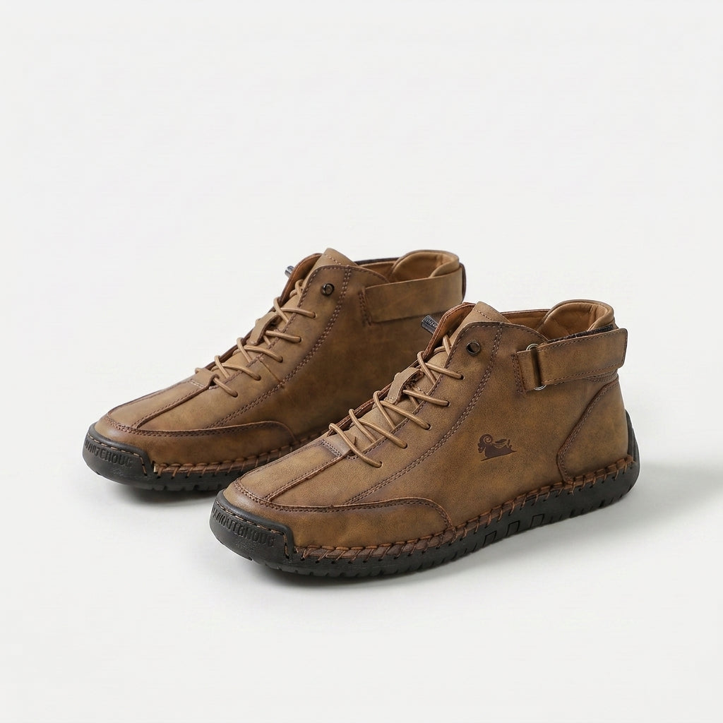 Høje sneakers med snørebånd, ankelrem, rund tå og flad sål