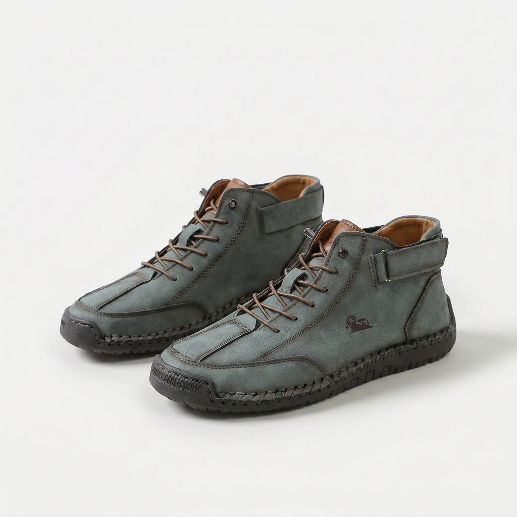 Høje sneakers med snørebånd, ankelrem, rund tå og flad sål
