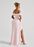 Serena | Vestido maxi elegante con hombros descubiertos y abertura