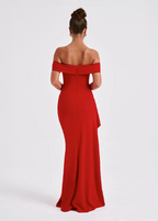 Serena | Vestido maxi elegante con hombros descubiertos y abertura