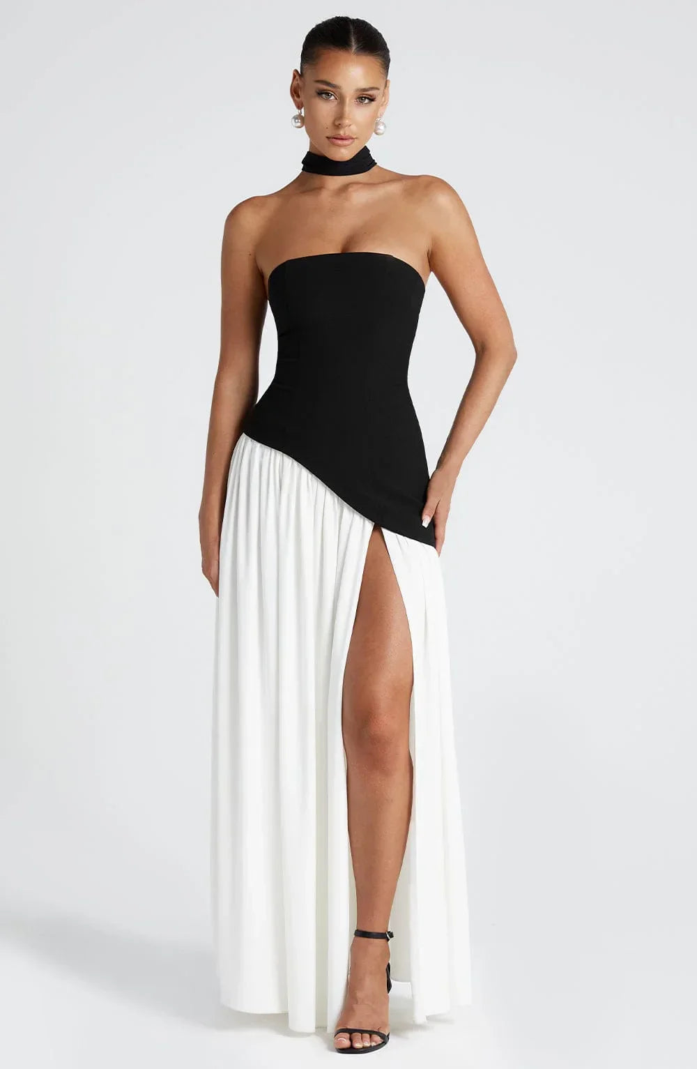 Vittoria | Elegant Strapless Maxikjole med Slids og Halstørklæde