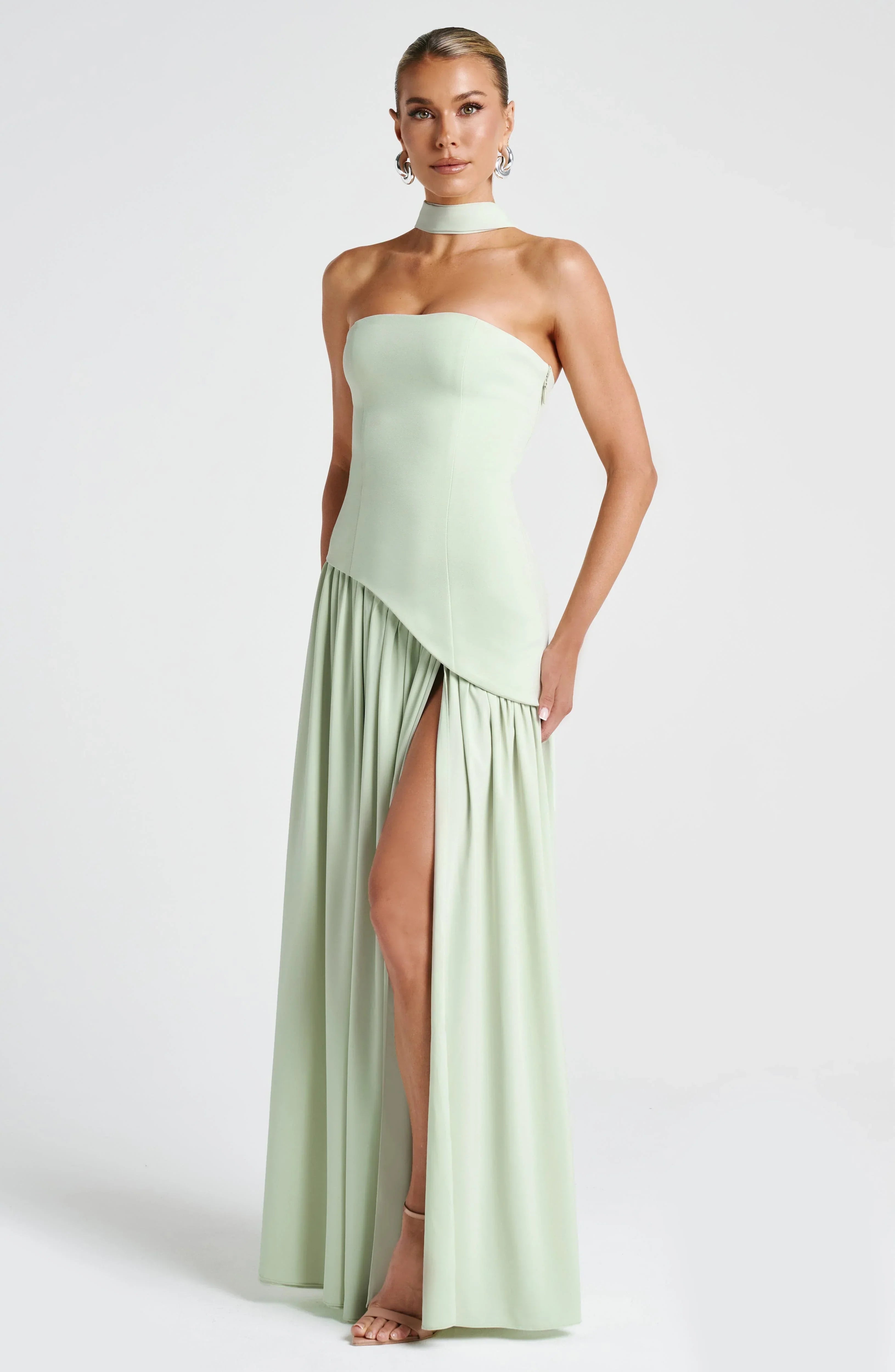 Vittoria | Elegant Strapless Maxikjole med Slids og Halstørklæde