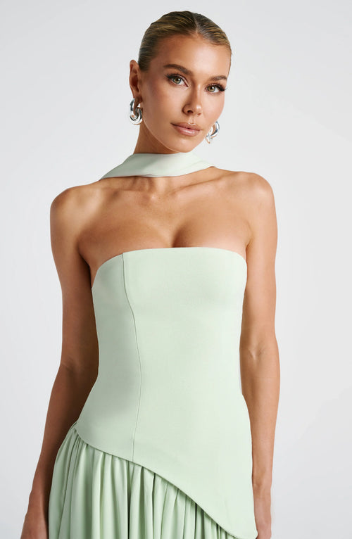 Vittoria | Elegant Strapless Maxikjole med Slids og Halstørklæde
