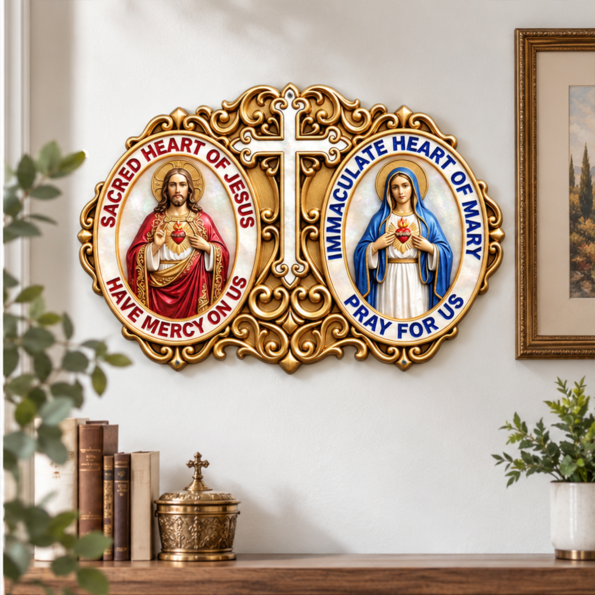 Formskåret guldfarvet metalskilt med Jesu og Marias hellige hjerter og kors