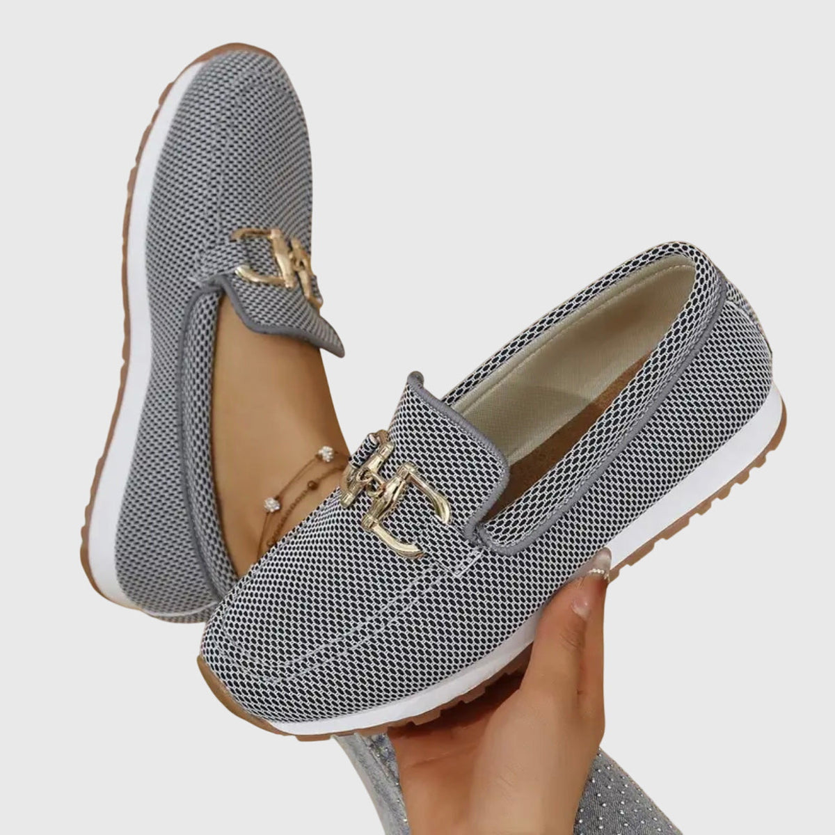 Dame loafers med dekorativt spænde, rund tå og flad rillet sål