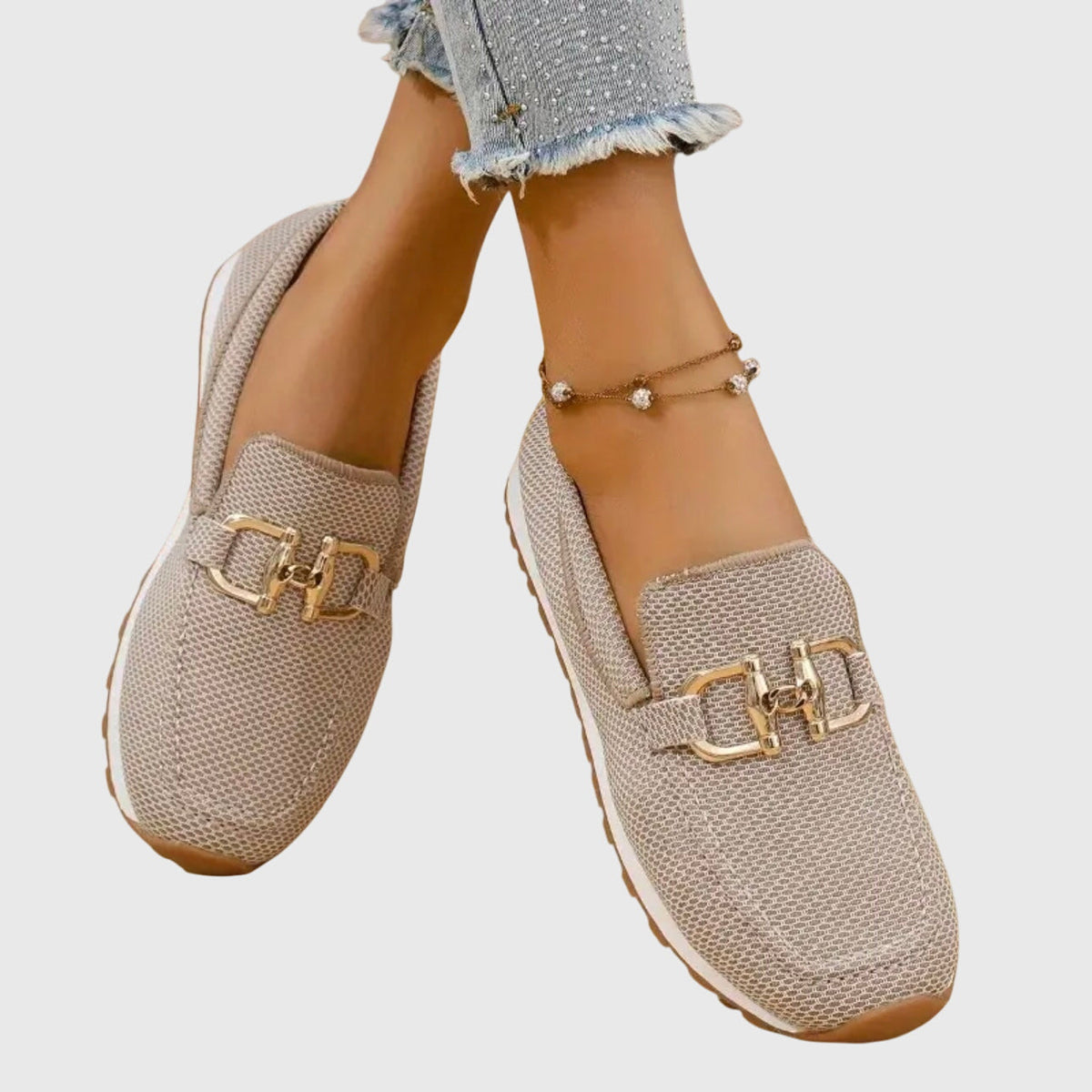 Dame loafers med dekorativt spænde, rund tå og flad rillet sål