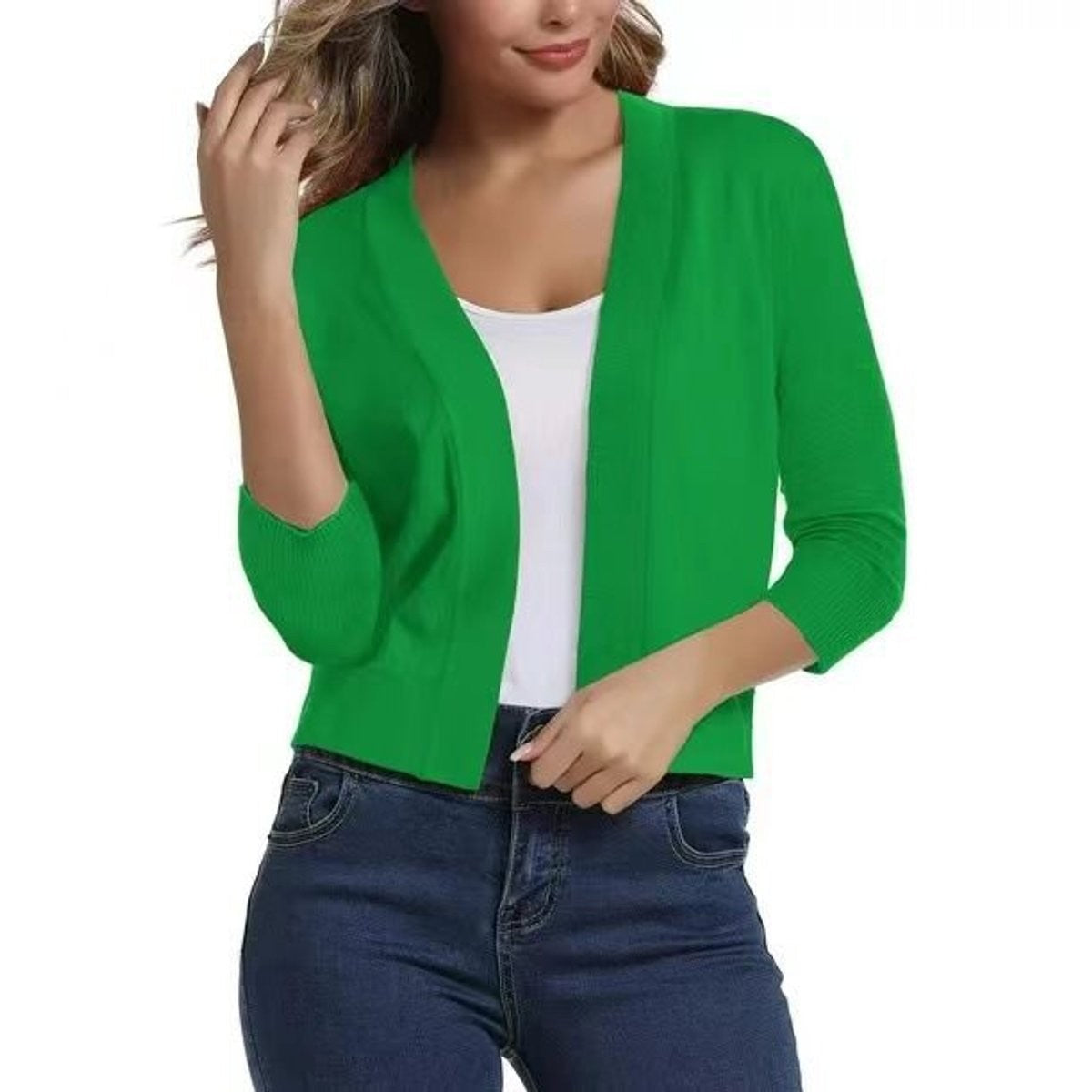 Dame i kort cardigan med åben front og 3/4-ærmer
