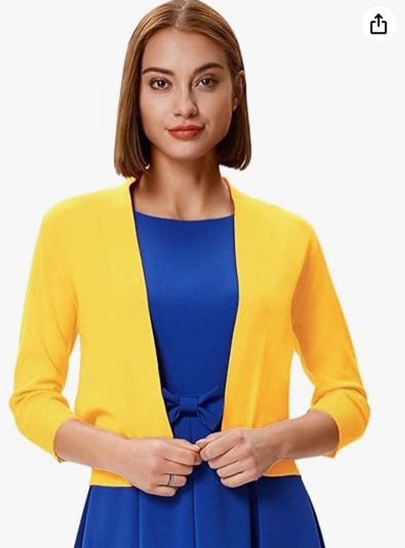 Dame i kort cardigan med åben front og 3/4-ærmer